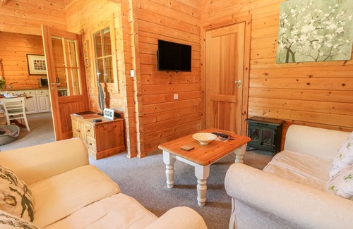 Mabe Cottage | POND CABIN, pet friendly, with a garden in Truro