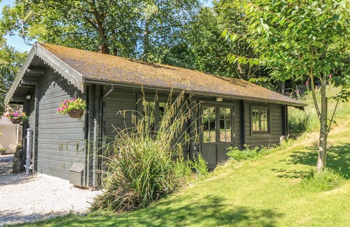 Mabe Cottage | POND CABIN, pet friendly, with a garden in Truro