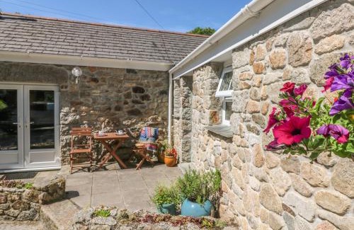 Mabe House | Pond Cottage