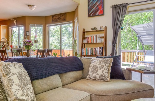 Clackamas House | Pond, Hot Tub, Sauna! 3/2 Home Close to Portland: Duck Crossing