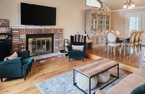 Tunkhannock Township Cabin | Pond Place by AvantStay | Game Room, Deck, Fire Pit