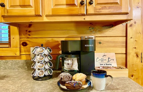 Gatlinburg Cabin | Pond View| King Ensuite| Hot Tub| Family FUN