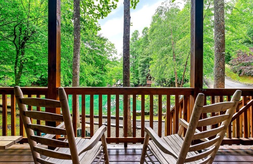 Gatlinburg Cabin | Pond View| King Ensuite| Hot Tub| Family FUN