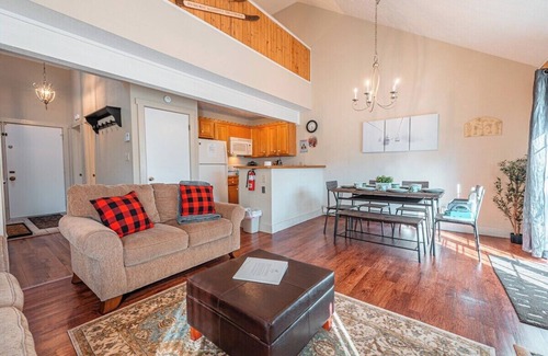 White Haven House | Pond View with FREE Big Boulder Club Access and Fireplace