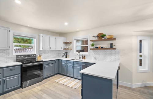 Deschutes River Woods House | Ponderosa Lodge + Bend, OR + Sleeps 10 + Pet Friendly + Large yard + RV parking