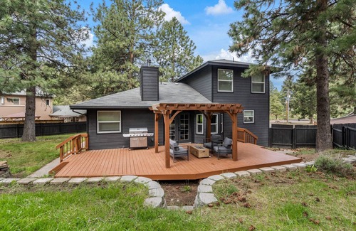 Deschutes River Woods House | Ponderosa Lodge + Bend, OR + Sleeps 10 + Pet Friendly + Large yard + RV parking