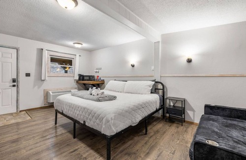 Deadwood Hotel | Ponderosa Pines: Motel Room 18- Peaceful room in the woods