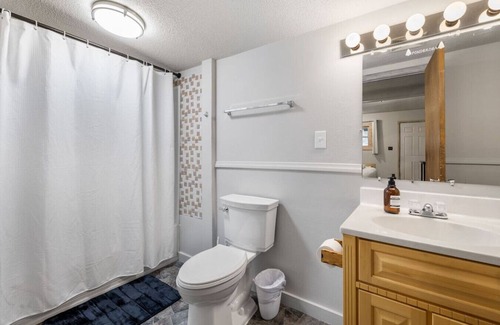 Deadwood Hotel | Ponderosa Pines: Motel Room 18- Peaceful room in the woods
