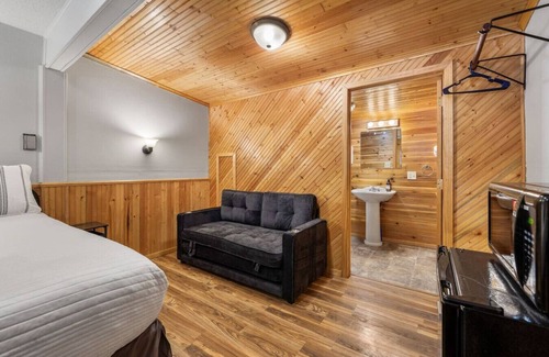Deadwood Hotel | Ponderosa Pines: Room 19 Peaceful Pines