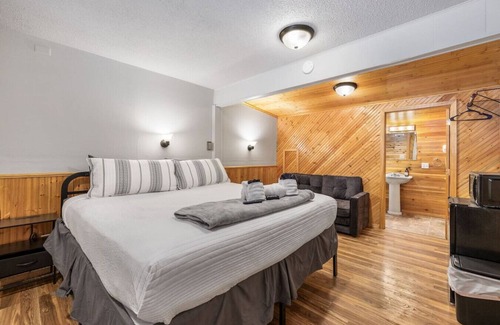 Deadwood Hotel | Ponderosa Pines: Room 19 Peaceful Pines