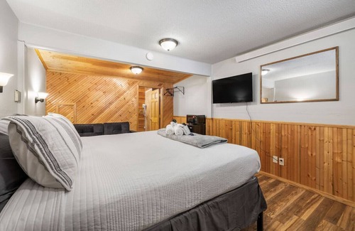 Deadwood Hotel | Ponderosa Pines: Room 19 Peaceful Pines