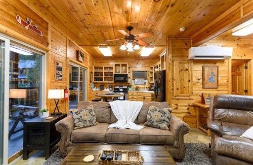 Broken Bow Cabin | Pondfront | Centrally Located | Hot Tub | 3 Story