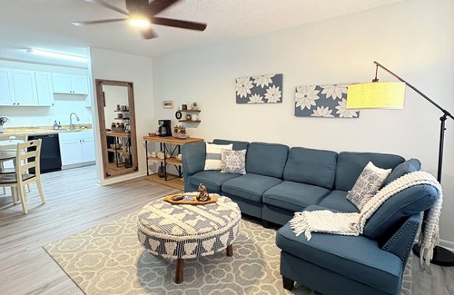 Tallahassee Condo | Pool/3min walk to FSU campus-sport stadiums/Gated/2 king beds/CollegeTown .6mile