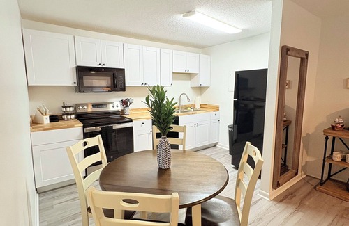 Tallahassee Condo | Pool/3min walk to FSU campus-sport stadiums/Gated/2 king beds/CollegeTown .6mile