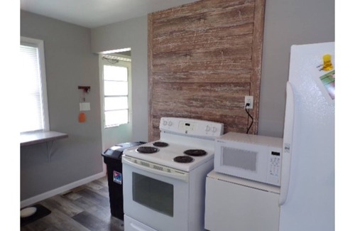 De Soto House | Pool 9 Guest House on Main Street, De Soto. We welcome fishermen!