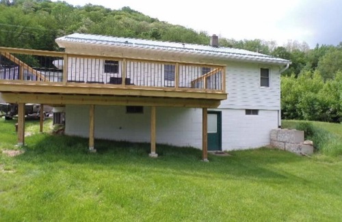 De Soto House | Pool 9 Guest House on Main Street, De Soto. We welcome fishermen!