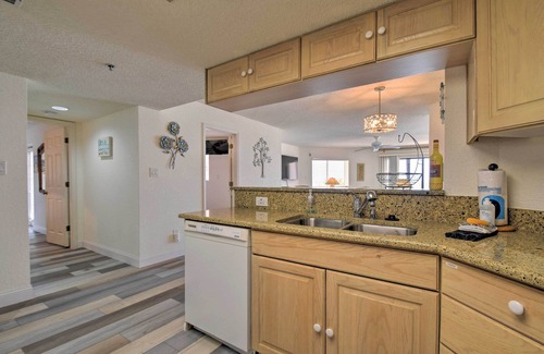 Indian Shores Condo | Pool Access & Beach Views: Indian Shores Condo