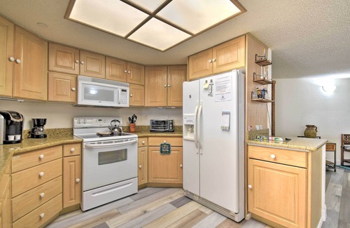 Indian Shores Condo | Pool Access & Beach Views: Indian Shores Condo