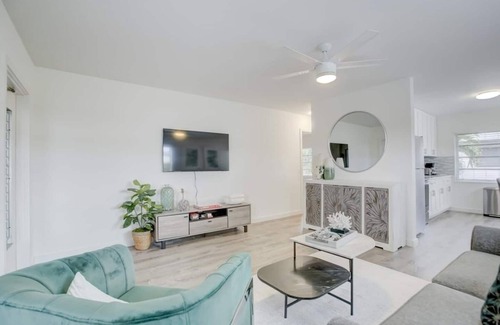 Middle River Terrace Apartment | Pool Access ~ Free Parking ~ Smart TV ~ Wifi