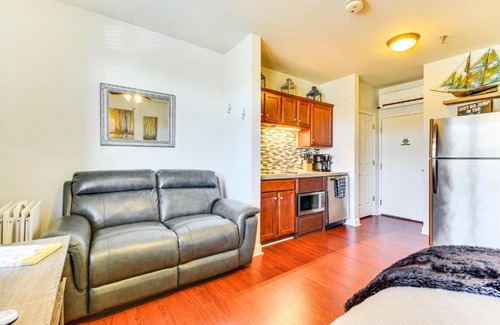 Huddleston Apartment | Pool and Lake Access Mariners Landing Resort Studio