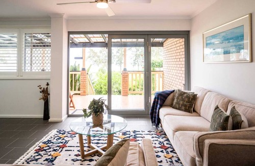 Killarney Vale House | Pool and Spa on the Lakefront / Killarney Vale