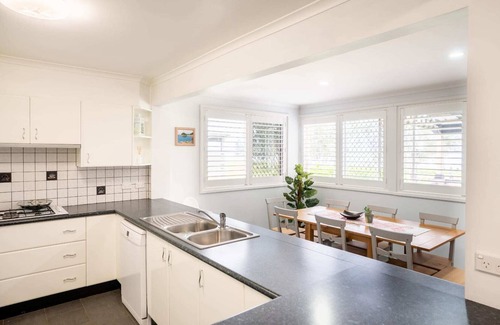 Killarney Vale House | Pool and Spa on the Lakefront / Killarney Vale