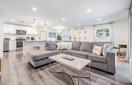 Fairoaks Manhattan Manor House | Pool and Spa Retreat in South Tampa