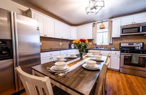 South Park House | Pool, Deck, Fire-Pit - 5 min to UofA and Downtown