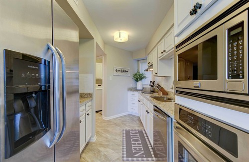 Lake Hamilton Condo | Pool & Dock Access: Lakefront Hot Springs Condo!