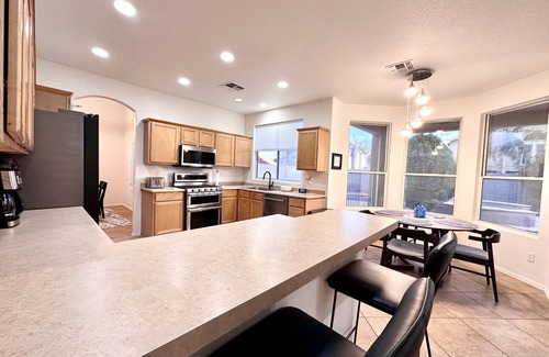 Peoria House | Pool, five bedrooms and plenty of amenities. Golf, MLB, NFL nearby!