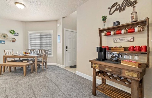 Meridian House | Pool~Garage Games~Pet Friendly~BBQ