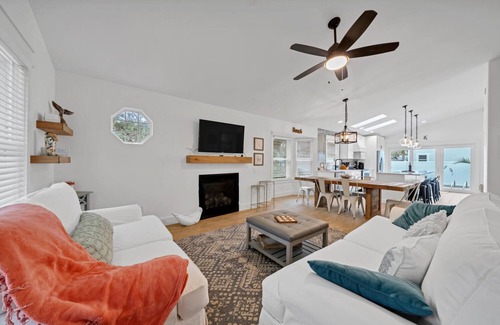 Crystal Beach House | Pool/Golf cart! 1 block to Henderson! 2 blks to beach! Remodeled & Gorgeous!
