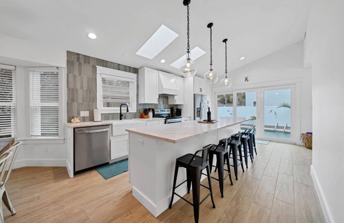 Crystal Beach House | Pool/Golf cart! 1 block to Henderson! 2 blks to beach! Remodeled & Gorgeous!