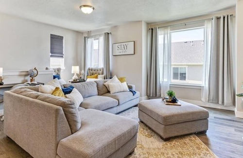 Orem House | Pool & Gym Access|2 Car Garage|Close to Freeway