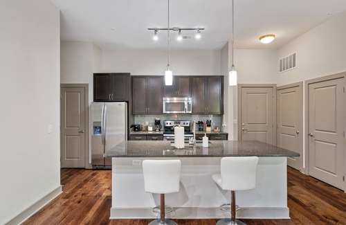 Woodbridge Bed & Breakfast | Pool & Gym | Spacious | Free-Parking
