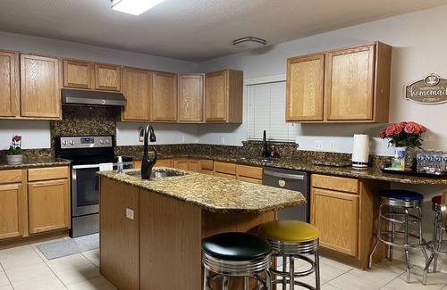 Lakeland House | Pool home in Lakeland between Orlando and Tampa! Centrally located 3BR & 3.5 BR