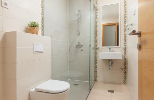 Skaljari Apartment | Pool Home near the Old Town