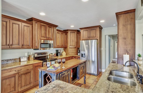 Fredericksburg House | POOL, HOT TUB, FIRE PIT, PET FRIENDLY, 7 CRUISER BIKES, CHECKS ALL THE BOXES.