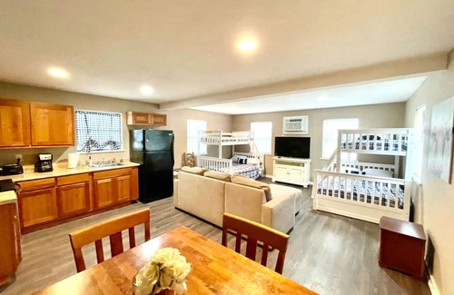Fredericksburg House | POOL, HOT TUB, FIRE PIT, PET FRIENDLY, 7 CRUISER BIKES, CHECKS ALL THE BOXES.