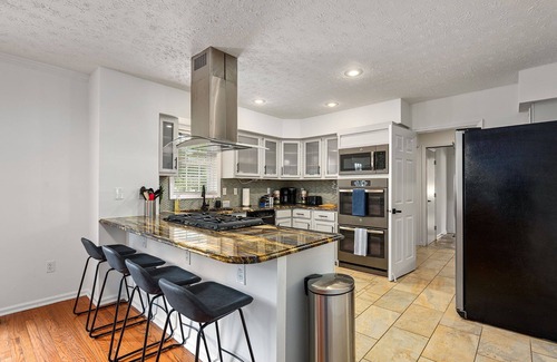 Jamestown House | Pool, Hot-tub, Fire-pit, Pool Table, King Beds