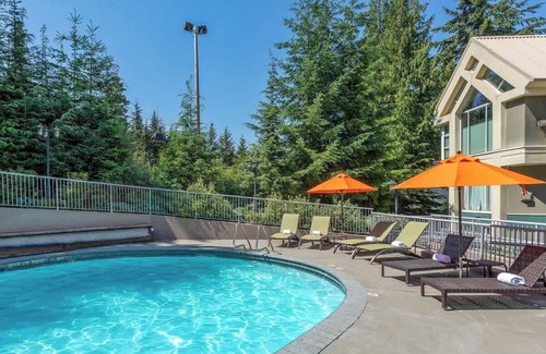 Upper Village Condo | Pool, Hot Tub, Parking, Shared Bike Storage & Gym