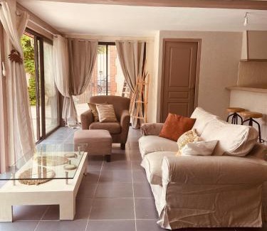 Sermizelles House | Pool house-L'hirondelle de Sermizelles- grand jardin, calme et nature aux portes du Morvan
