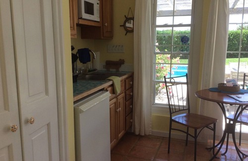 Smith's Cottage | Pool House Studio In A Garden Setting + EV chargers