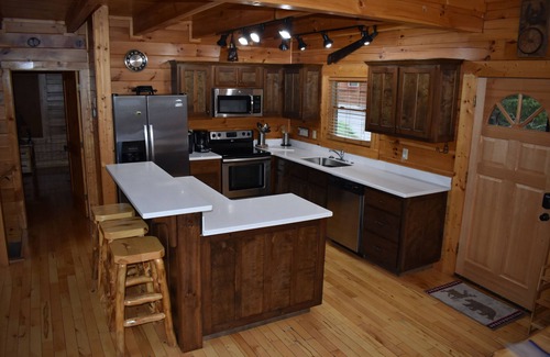 Pigeon Forge Cabin | Pool in back! -2x King Suites -120in Projection -Pool Table -HotTub -Easy Access