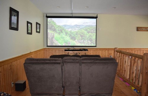 Pigeon Forge Cabin | Pool in back! -2x King Suites -120in Projection -Pool Table -HotTub -Easy Access