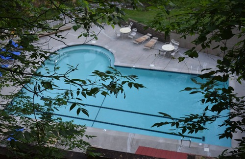 Pigeon Forge Cabin | Pool in back! -2x King Suites -120in Projection -Pool Table -HotTub -Easy Access
