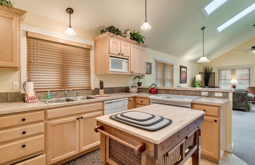 Sisters House | Pool, In Pine Meadows, 1 Level Cottage, Garage, 1 Blk to Town, Popular for Years