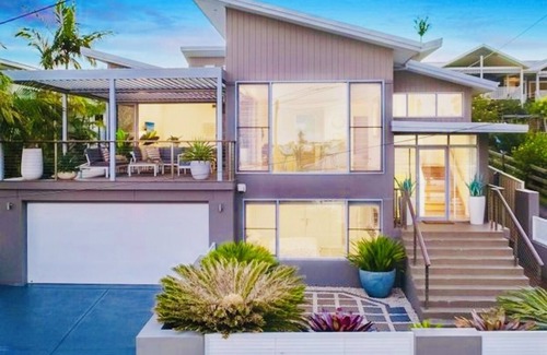 Terrigal House | Pool, ocean views and a walk to the beach! The perfect summer holiday getaway.