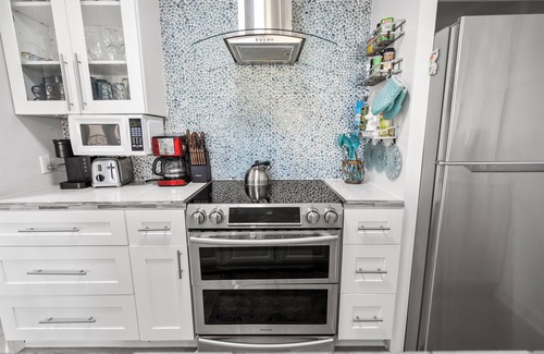Galveston Condo | Pool & Ocean views! Fun Vibe! Dog Friendly