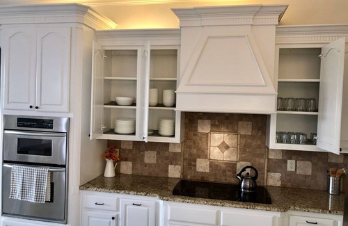 Kemp House | Pool,Pickle ball Courts , Sleeps Lrg Grp, Hot tub , Sauna Minutes from Lake
